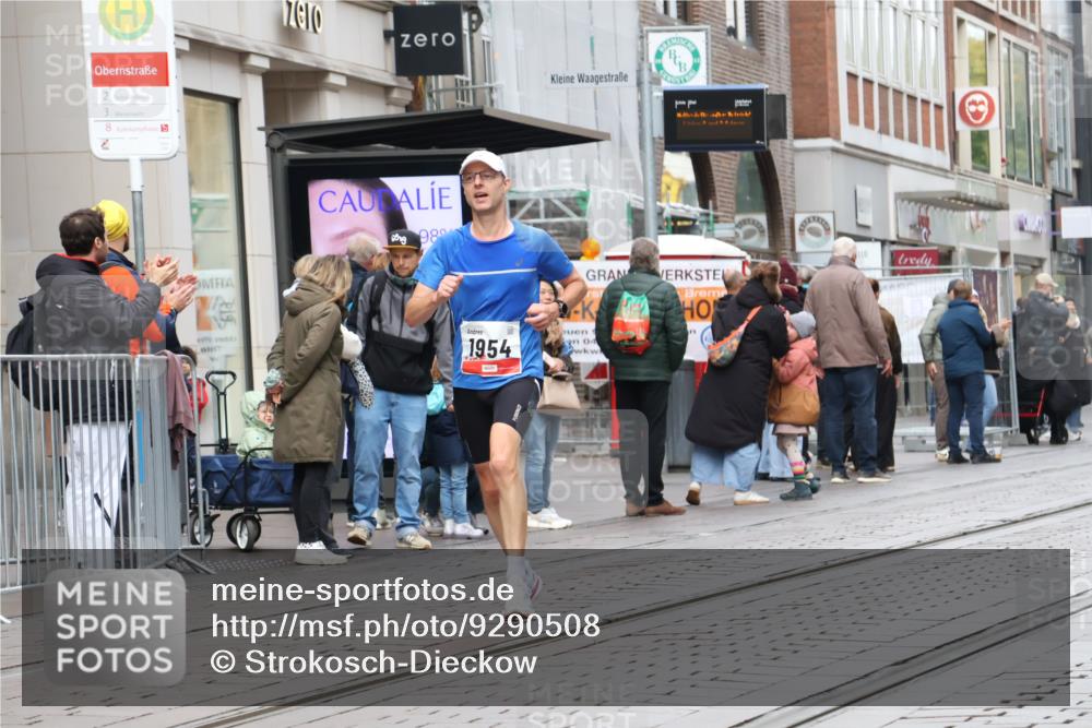 05.10.2025 - 20. swb-Marathon Bremen Strokosch-Dieckow http://msf.ph/oto/9290508 05.10.2025 12:36:41 Ziel 909, 1954, 909, 1954 meine-sportfotos.de