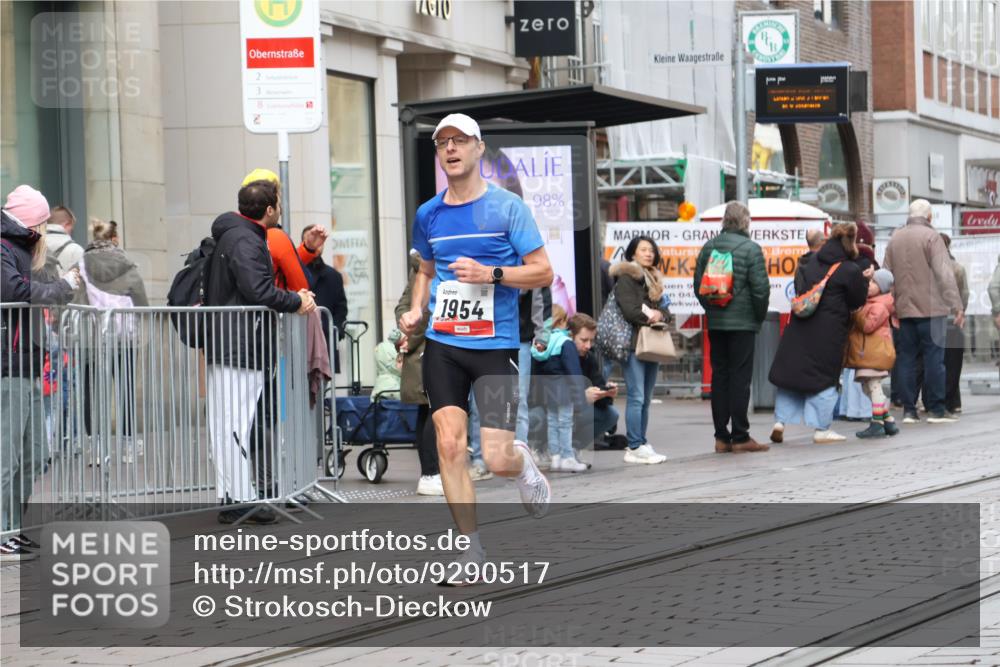 05.10.2025 - 20. swb-Marathon Bremen Strokosch-Dieckow http://msf.ph/oto/9290517 05.10.2025 12:36:41 Ziel 909, 1954, 909, 1954 meine-sportfotos.de