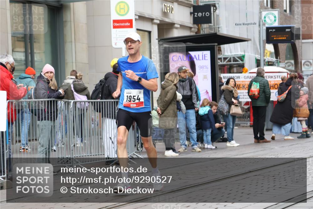 05.10.2025 - 20. swb-Marathon Bremen Strokosch-Dieckow http://msf.ph/oto/9290527 05.10.2025 12:36:42 Ziel 909, 953, 1954, 909, 953, 1954 meine-sportfotos.de
