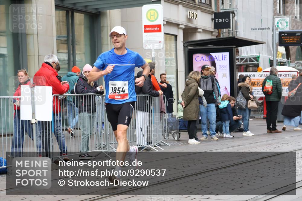 05.10.2025 - 20. swb-Marathon Bremen Strokosch-Dieckow http://msf.ph/oto/9290537 05.10.2025 12:36:42 Ziel 909, 953, 1954, 909, 953, 1954 meine-sportfotos.de
