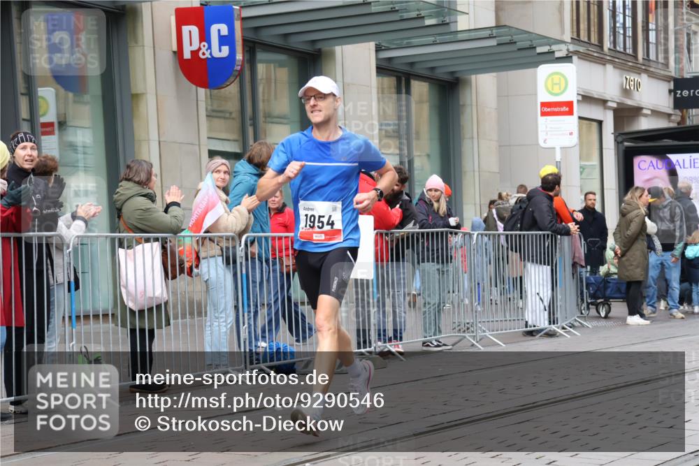 05.10.2025 - 20. swb-Marathon Bremen Strokosch-Dieckow http://msf.ph/oto/9290546 05.10.2025 12:36:43 Ziel 909, 953, 1954, 909, 953, 1954 meine-sportfotos.de
