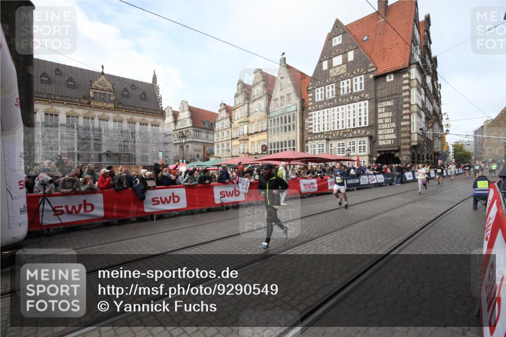05.10.2025 - 20. swb-Marathon Bremen Yannick Fuchs http://msf.ph/oto/9290549 05.10.2025 10:50:02 Ziel 9676, 9693, 9803, 10543, 10868, 10946, 11642 meine-sportfotos.de