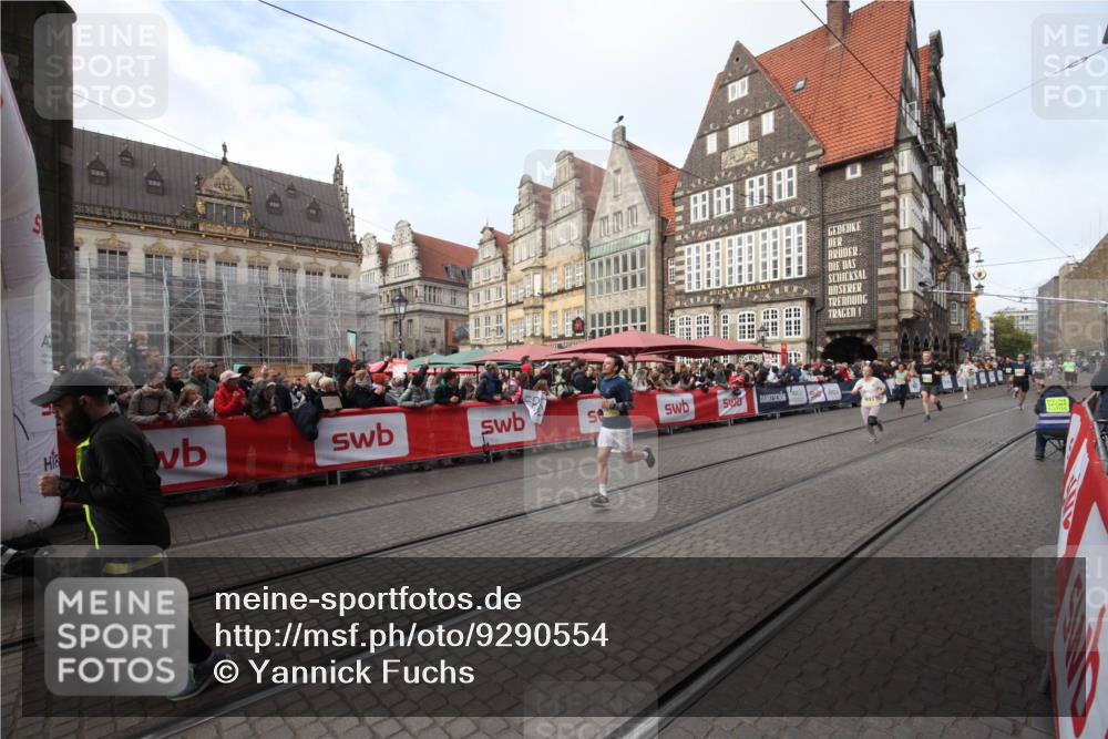 05.10.2025 - 20. swb-Marathon Bremen Yannick Fuchs http://msf.ph/oto/9290554 05.10.2025 10:50:03 Ziel 9676, 9693, 9803, 10543, 10868, 10946, 11642 meine-sportfotos.de