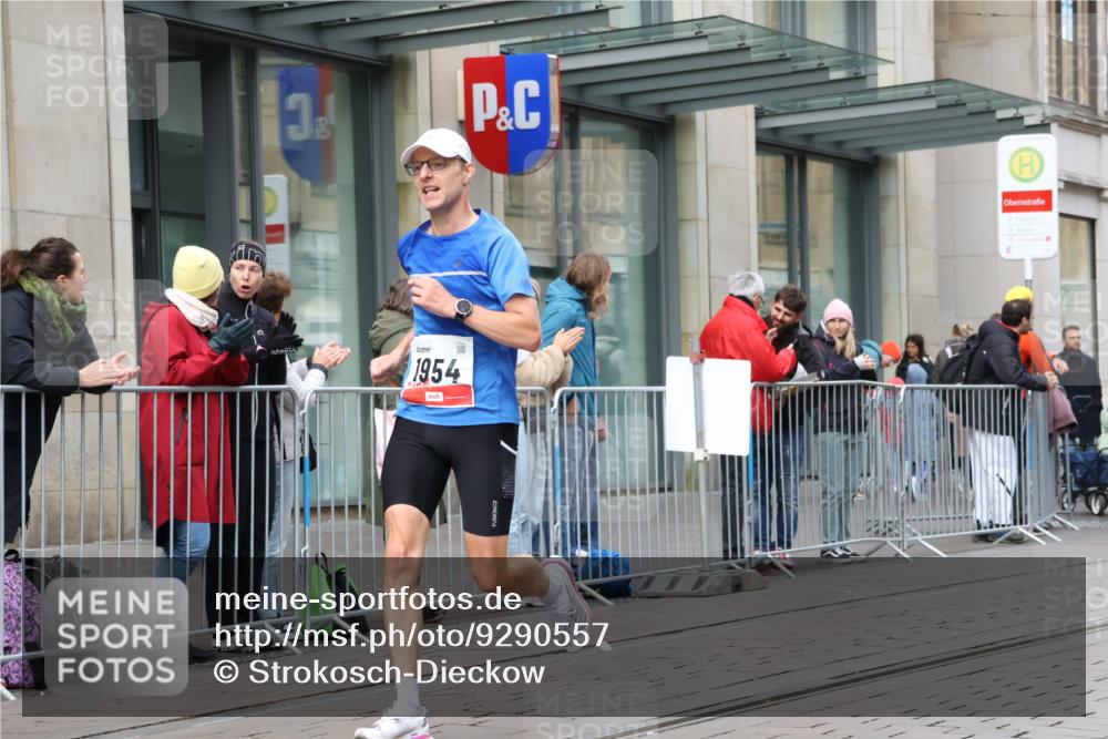 05.10.2025 - 20. swb-Marathon Bremen Strokosch-Dieckow http://msf.ph/oto/9290557 05.10.2025 12:36:43 Ziel 909, 953, 1954, 909, 953, 1954 meine-sportfotos.de