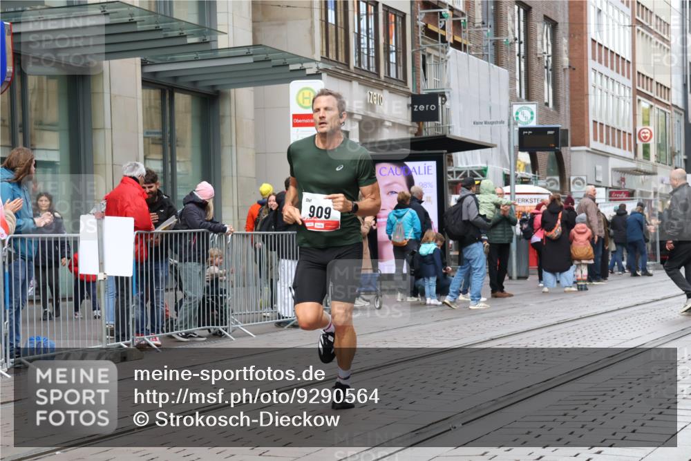 05.10.2025 - 20. swb-Marathon Bremen Strokosch-Dieckow http://msf.ph/oto/9290564 05.10.2025 12:36:55 Ziel 302, 909, 953, 302, 909, 953 meine-sportfotos.de
