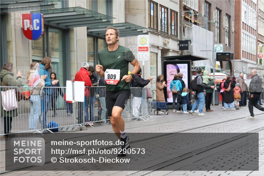 05.10.2025 - 20. swb-Marathon Bremen Strokosch-Dieckow http://msf.ph/oto/9290573 05.10.2025 12:36:55 Ziel 302, 909, 953, 302, 909, 953 meine-sportfotos.de