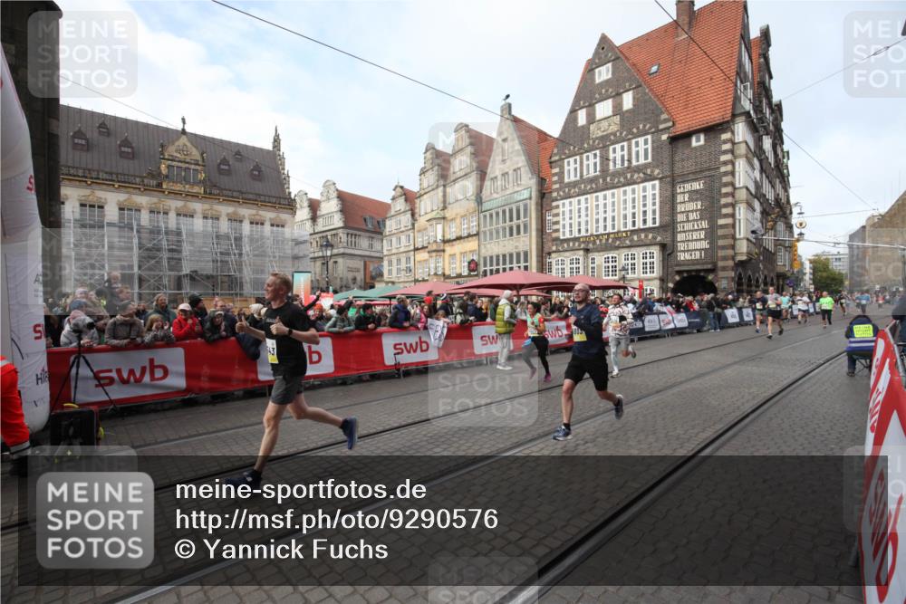 05.10.2025 - 20. swb-Marathon Bremen Yannick Fuchs http://msf.ph/oto/9290576 05.10.2025 10:50:06 Ziel 9676, 9693, 9803, 10543, 10868, 11621 meine-sportfotos.de