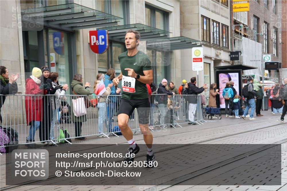 05.10.2025 - 20. swb-Marathon Bremen Strokosch-Dieckow http://msf.ph/oto/9290580 05.10.2025 12:36:55 Ziel 302, 909, 953, 302, 909, 953 meine-sportfotos.de