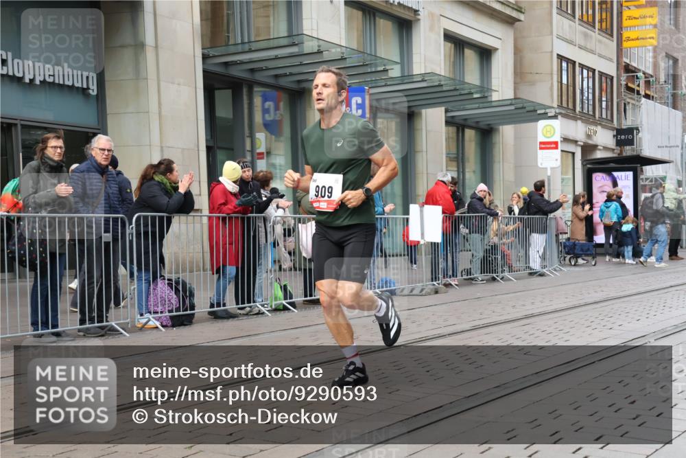 05.10.2025 - 20. swb-Marathon Bremen Strokosch-Dieckow http://msf.ph/oto/9290593 05.10.2025 12:36:56 Ziel 302, 909, 953, 302, 909, 953 meine-sportfotos.de