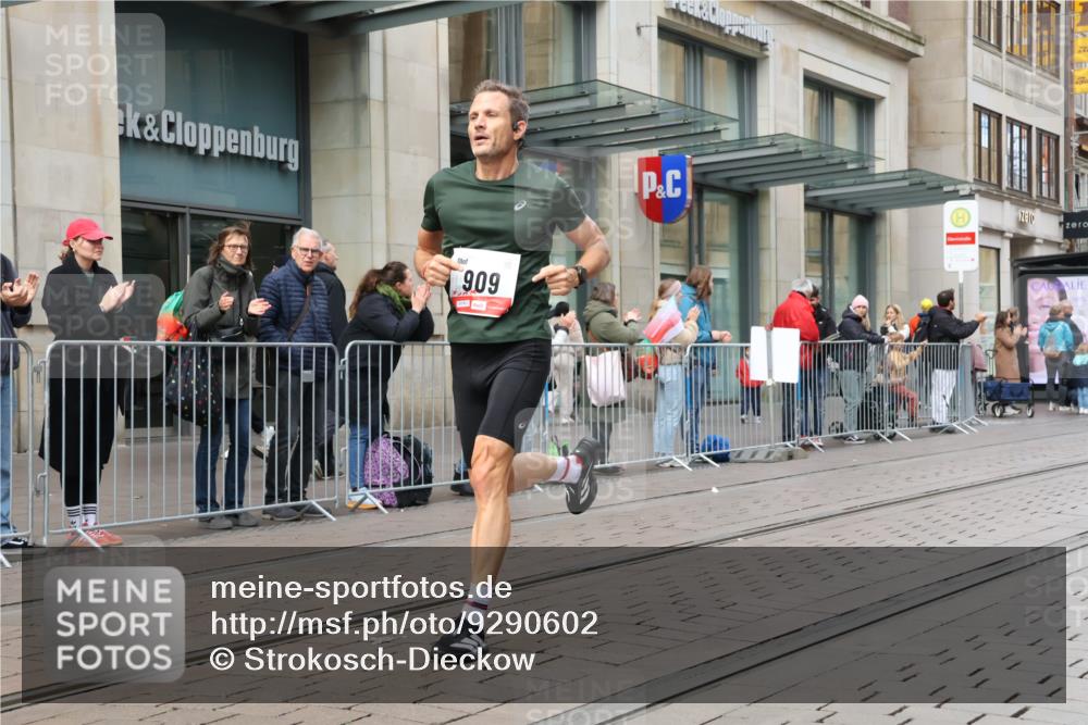 05.10.2025 - 20. swb-Marathon Bremen Strokosch-Dieckow http://msf.ph/oto/9290602 05.10.2025 12:36:56 Ziel 302, 909, 953, 302, 909, 953 meine-sportfotos.de