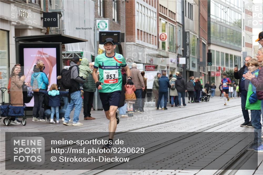 05.10.2025 - 20. swb-Marathon Bremen Strokosch-Dieckow http://msf.ph/oto/9290629 05.10.2025 12:37:00 Ziel 302, 953, 1101, 302, 953, 1101 meine-sportfotos.de