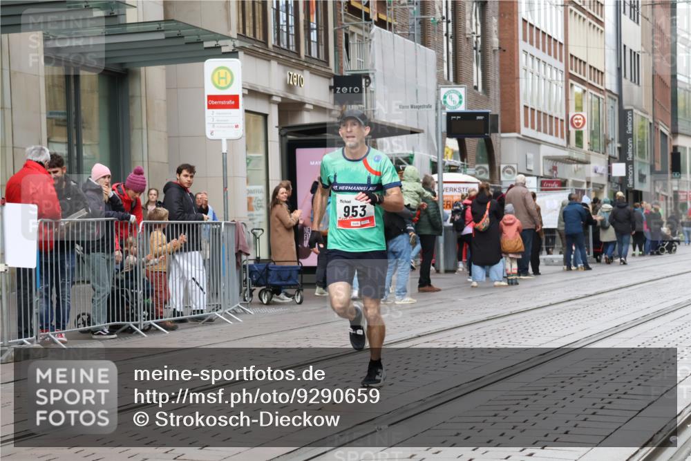 05.10.2025 - 20. swb-Marathon Bremen Strokosch-Dieckow http://msf.ph/oto/9290659 05.10.2025 12:37:01 Ziel 302, 953, 1101, 302, 953, 1101 meine-sportfotos.de
