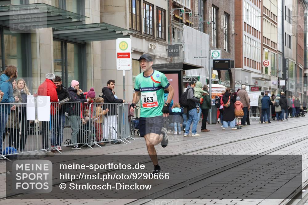 05.10.2025 - 20. swb-Marathon Bremen Strokosch-Dieckow http://msf.ph/oto/9290666 05.10.2025 12:37:01 Ziel 302, 953, 1101, 302, 953, 1101 meine-sportfotos.de