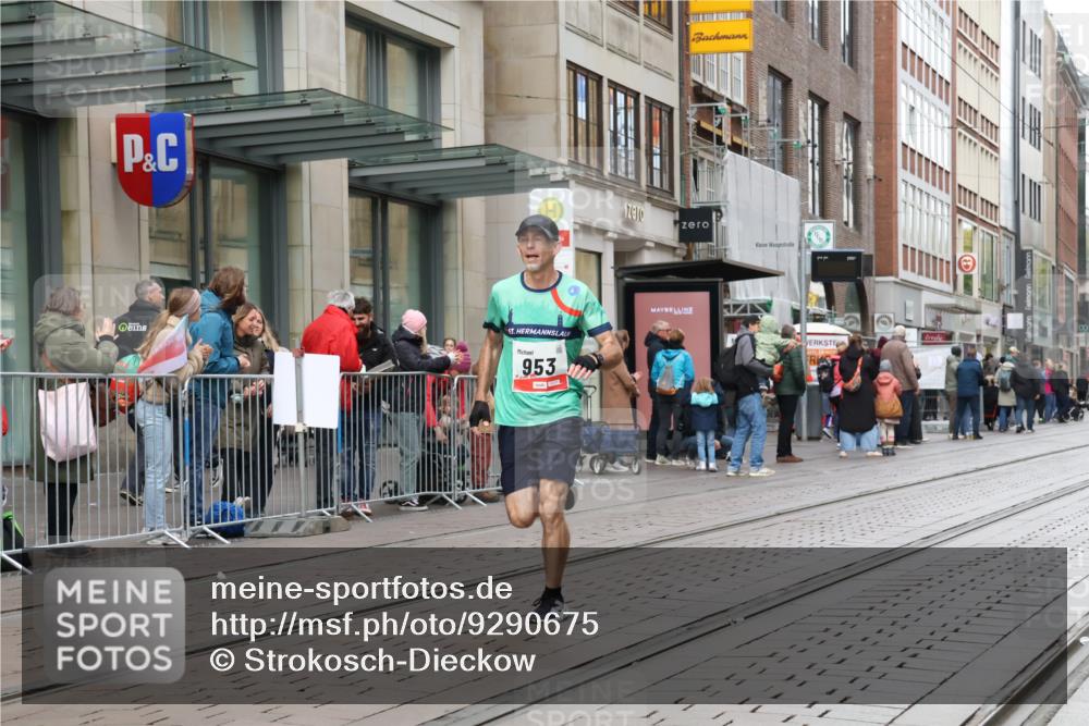 05.10.2025 - 20. swb-Marathon Bremen Strokosch-Dieckow http://msf.ph/oto/9290675 05.10.2025 12:37:01 Ziel 302, 953, 1101, 302, 953, 1101 meine-sportfotos.de