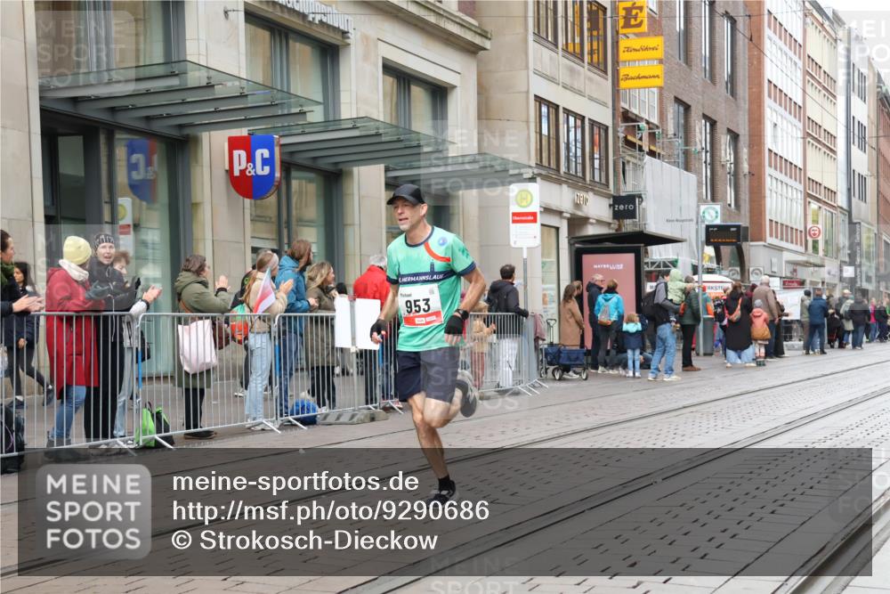 05.10.2025 - 20. swb-Marathon Bremen Strokosch-Dieckow http://msf.ph/oto/9290686 05.10.2025 12:37:02 Ziel 302, 953, 1101, 302, 953, 1101 meine-sportfotos.de