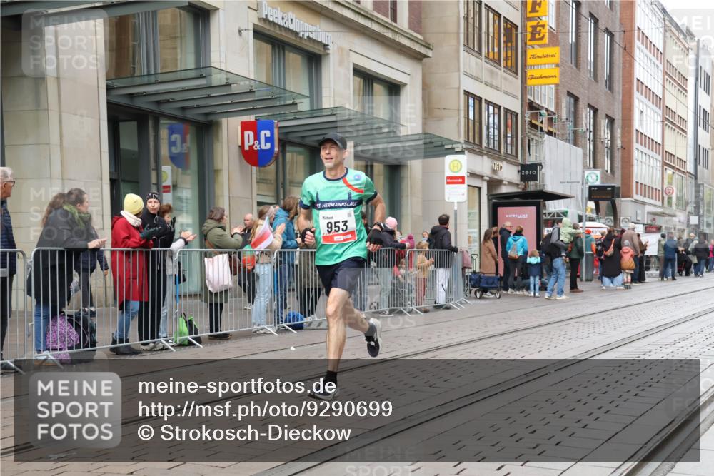 05.10.2025 - 20. swb-Marathon Bremen Strokosch-Dieckow http://msf.ph/oto/9290699 05.10.2025 12:37:02 Ziel 302, 953, 1101, 302, 953, 1101 meine-sportfotos.de