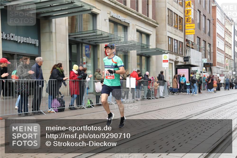 05.10.2025 - 20. swb-Marathon Bremen Strokosch-Dieckow http://msf.ph/oto/9290710 05.10.2025 12:37:02 Ziel 302, 953, 1101, 302, 953, 1101 meine-sportfotos.de