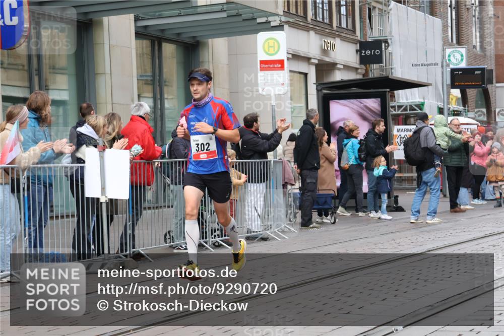 05.10.2025 - 20. swb-Marathon Bremen Strokosch-Dieckow http://msf.ph/oto/9290720 05.10.2025 12:37:11 Ziel 302, 1101, 302, 1101 meine-sportfotos.de