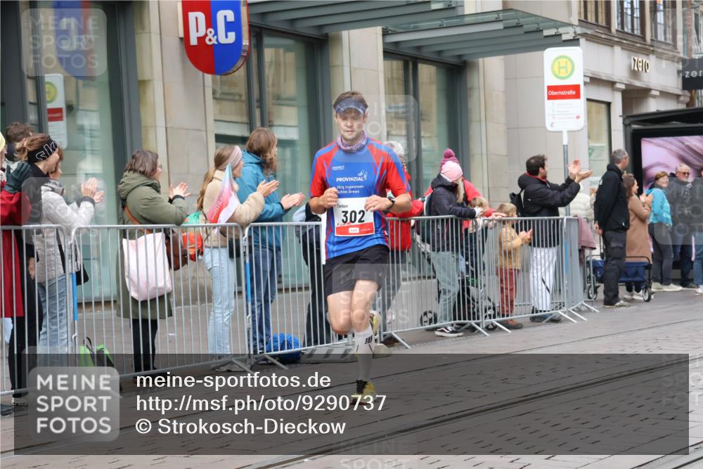 05.10.2025 - 20. swb-Marathon Bremen Strokosch-Dieckow http://msf.ph/oto/9290737 05.10.2025 12:37:12 Ziel 302, 1101, 302, 1101 meine-sportfotos.de