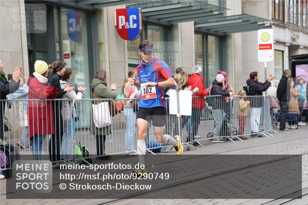 05.10.2025 - 20. swb-Marathon Bremen Strokosch-Dieckow http://msf.ph/oto/9290749 05.10.2025 12:37:12 Ziel 302, 1101, 302, 1101 meine-sportfotos.de
