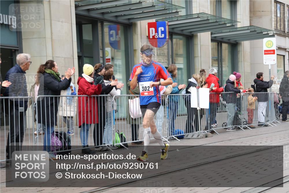 05.10.2025 - 20. swb-Marathon Bremen Strokosch-Dieckow http://msf.ph/oto/9290761 05.10.2025 12:37:12 Ziel 302, 1101, 302, 1101 meine-sportfotos.de