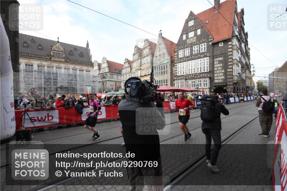 05.10.2025 - 20. swb-Marathon Bremen Yannick Fuchs http://msf.ph/oto/9290769 05.10.2025 10:50:41 Ziel 9267, 9299, 9578, 9986, 10251, 11062, 11466 meine-sportfotos.de