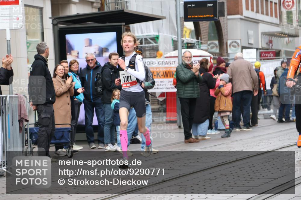 05.10.2025 - 20. swb-Marathon Bremen Strokosch-Dieckow http://msf.ph/oto/9290771 05.10.2025 12:37:14 Ziel 302, 1101, 302, 1101 meine-sportfotos.de