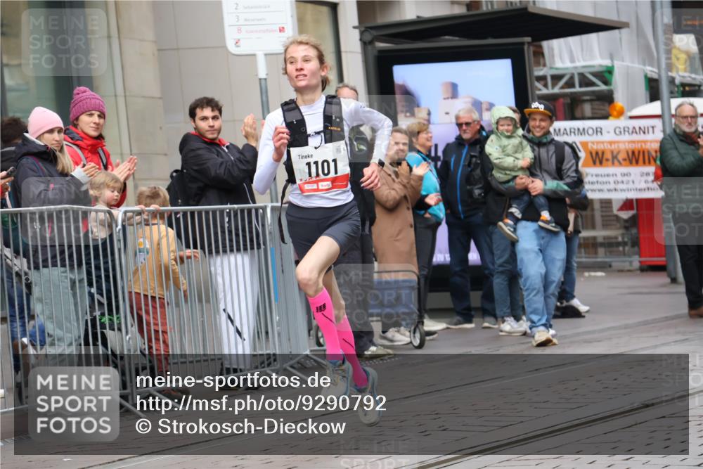 05.10.2025 - 20. swb-Marathon Bremen Strokosch-Dieckow http://msf.ph/oto/9290792 05.10.2025 12:37:15 Ziel 302, 1101, 302, 1101 meine-sportfotos.de