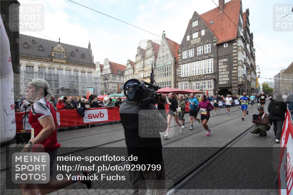 05.10.2025 - 20. swb-Marathon Bremen Yannick Fuchs http://msf.ph/oto/9290799 05.10.2025 10:50:49 Ziel 9230, 9251, 9277, 9658, 9742, 9832, 9888, 9969, 10043, 10279, 10479, 11451, 11543, 11661 meine-sportfotos.de