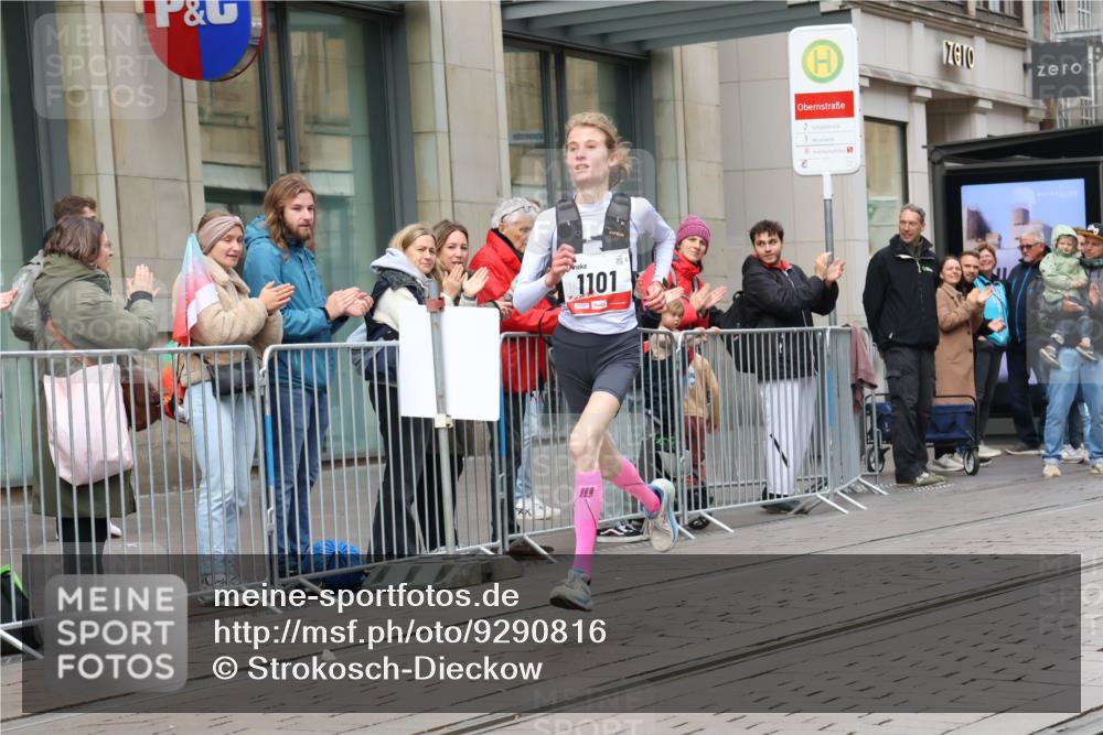 05.10.2025 - 20. swb-Marathon Bremen Strokosch-Dieckow http://msf.ph/oto/9290816 05.10.2025 12:37:15 Ziel 302, 1101, 302, 1101 meine-sportfotos.de