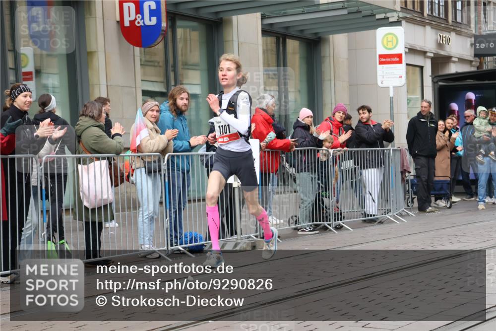 05.10.2025 - 20. swb-Marathon Bremen Strokosch-Dieckow http://msf.ph/oto/9290826 05.10.2025 12:37:16 Ziel 302, 1101, 302, 1101 meine-sportfotos.de