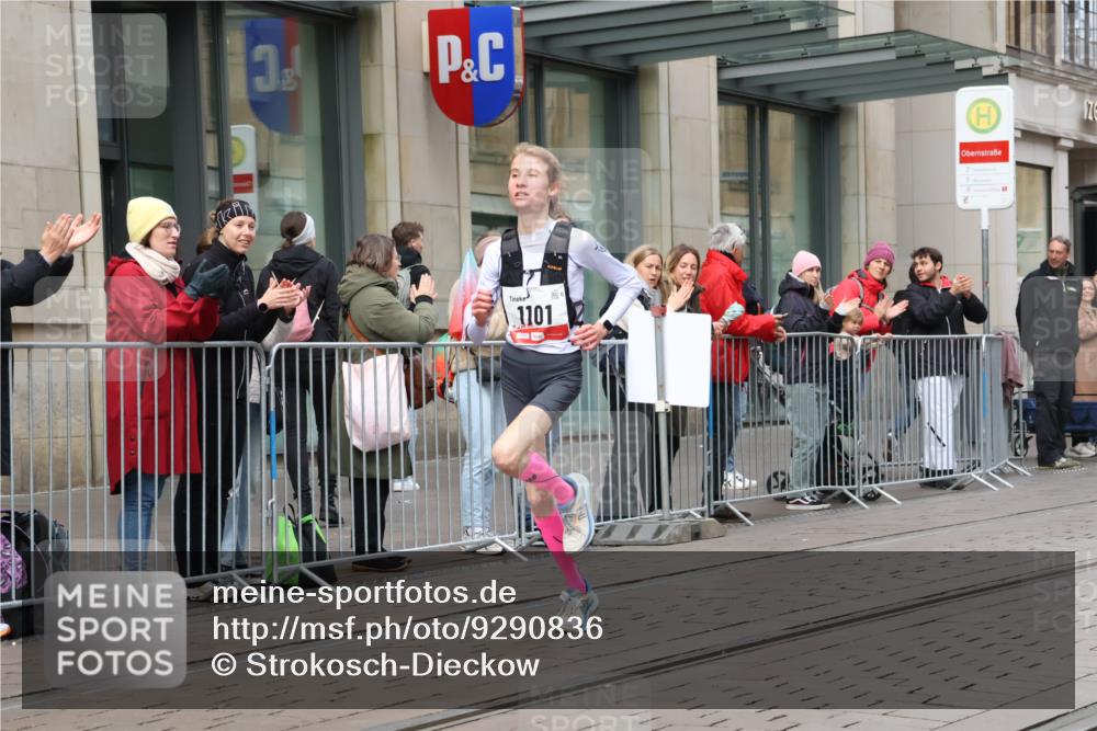 05.10.2025 - 20. swb-Marathon Bremen Strokosch-Dieckow http://msf.ph/oto/9290836 05.10.2025 12:37:16 Ziel 302, 1101, 302, 1101 meine-sportfotos.de