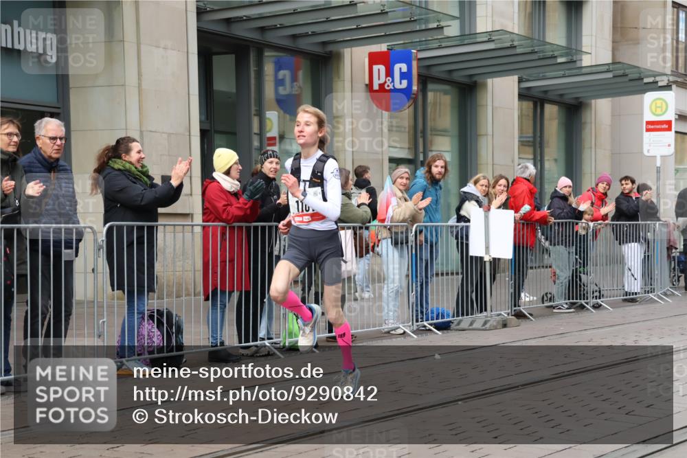 05.10.2025 - 20. swb-Marathon Bremen Strokosch-Dieckow http://msf.ph/oto/9290842 05.10.2025 12:37:16 Ziel 302, 1101, 302, 1101 meine-sportfotos.de
