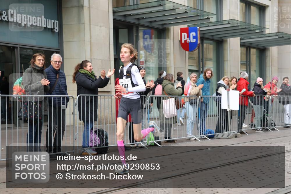 05.10.2025 - 20. swb-Marathon Bremen Strokosch-Dieckow http://msf.ph/oto/9290853 05.10.2025 12:37:17 Ziel 302, 1101, 302, 1101 meine-sportfotos.de