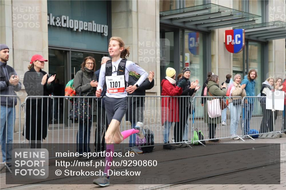 05.10.2025 - 20. swb-Marathon Bremen Strokosch-Dieckow http://msf.ph/oto/9290860 05.10.2025 12:37:17 Ziel 302, 1101, 302, 1101 meine-sportfotos.de