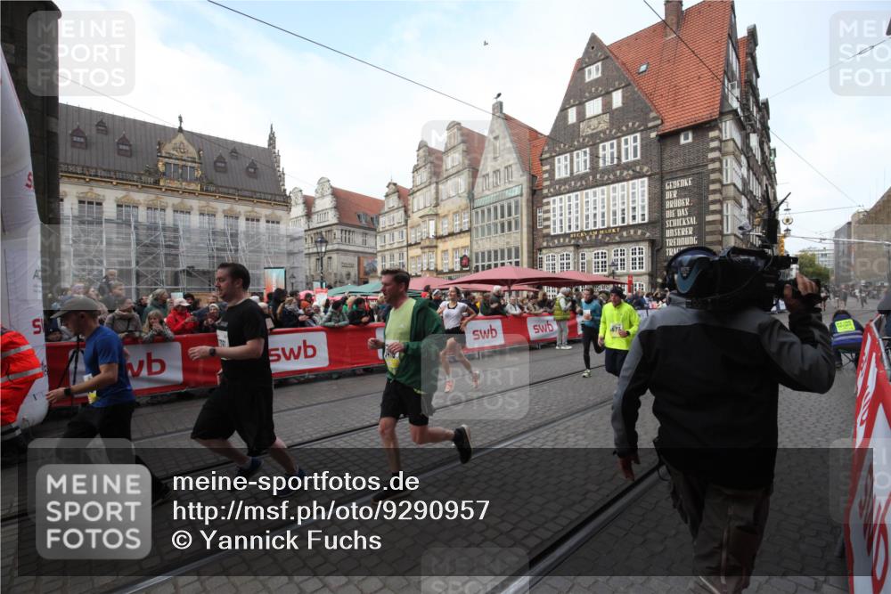 05.10.2025 - 20. swb-Marathon Bremen Yannick Fuchs http://msf.ph/oto/9290957 05.10.2025 10:51:09 Ziel 9256, 9287, 9416, 9425, 9894, 10206, 10226, 10378, 10669, 10932, 11279, 11391, 11573 meine-sportfotos.de