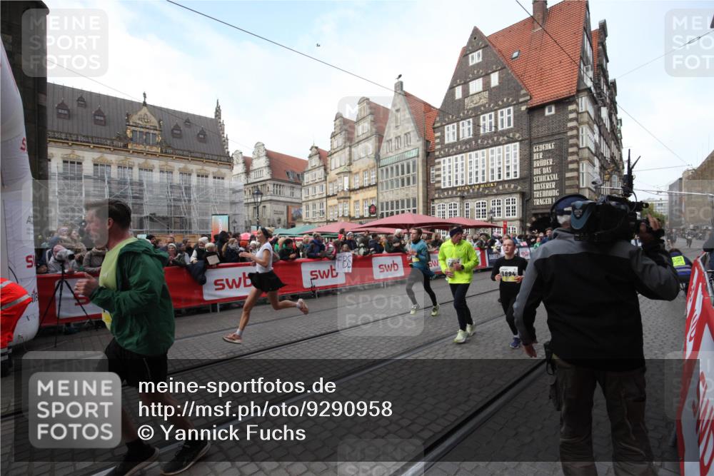 05.10.2025 - 20. swb-Marathon Bremen Yannick Fuchs http://msf.ph/oto/9290958 05.10.2025 10:51:10 Ziel 9256, 9287, 9416, 9894, 10206, 10226, 10669, 11279, 11573 meine-sportfotos.de