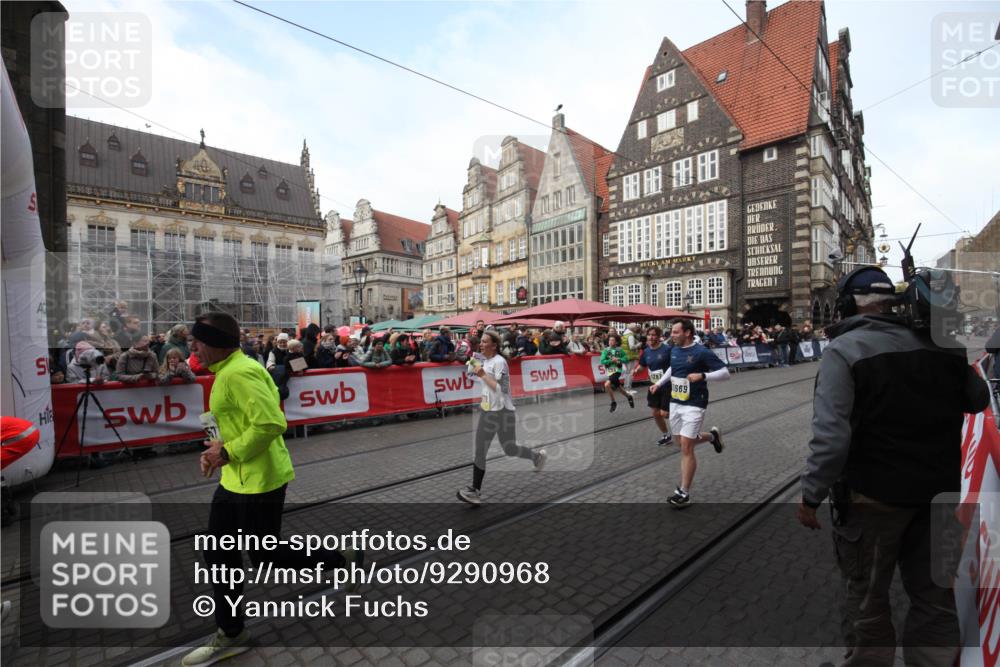 05.10.2025 - 20. swb-Marathon Bremen Yannick Fuchs http://msf.ph/oto/9290968 05.10.2025 10:51:11 Ziel 9256, 9287, 9894, 10206, 10669, 11279, 11573 meine-sportfotos.de