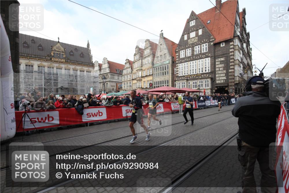 05.10.2025 - 20. swb-Marathon Bremen Yannick Fuchs http://msf.ph/oto/9290984 05.10.2025 10:51:19 Ziel 9906, 10215, 10222, 10432 meine-sportfotos.de