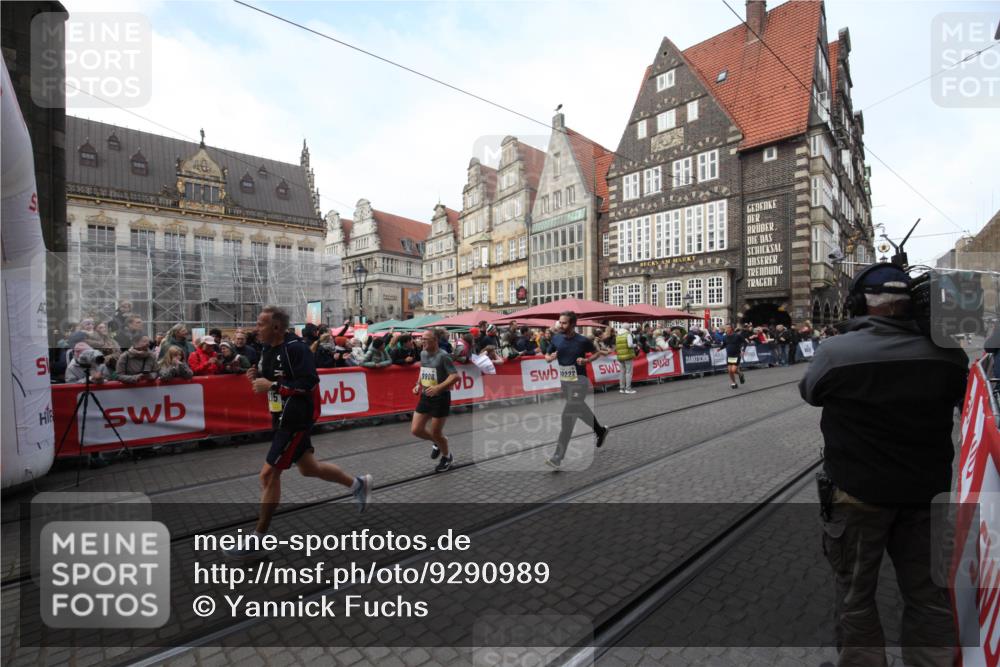 05.10.2025 - 20. swb-Marathon Bremen Yannick Fuchs http://msf.ph/oto/9290989 05.10.2025 10:51:19 Ziel 9906, 10215, 10222, 10432 meine-sportfotos.de