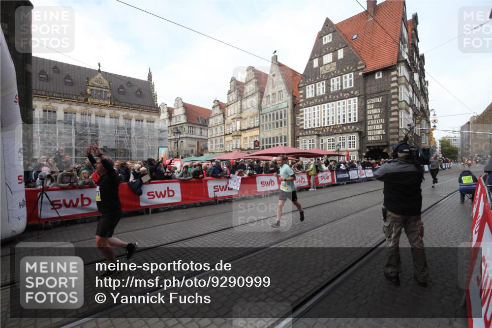 05.10.2025 - 20. swb-Marathon Bremen Yannick Fuchs http://msf.ph/oto/9290999 05.10.2025 10:51:29 Ziel 10321, 10376, 10556, 11177 meine-sportfotos.de