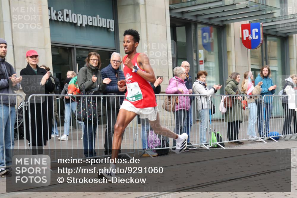 05.10.2025 - 20. swb-Marathon Bremen Strokosch-Dieckow http://msf.ph/oto/9291060 05.10.2025 12:38:29 Ziel 117, 158, 1351, 117, 158, 1351 meine-sportfotos.de