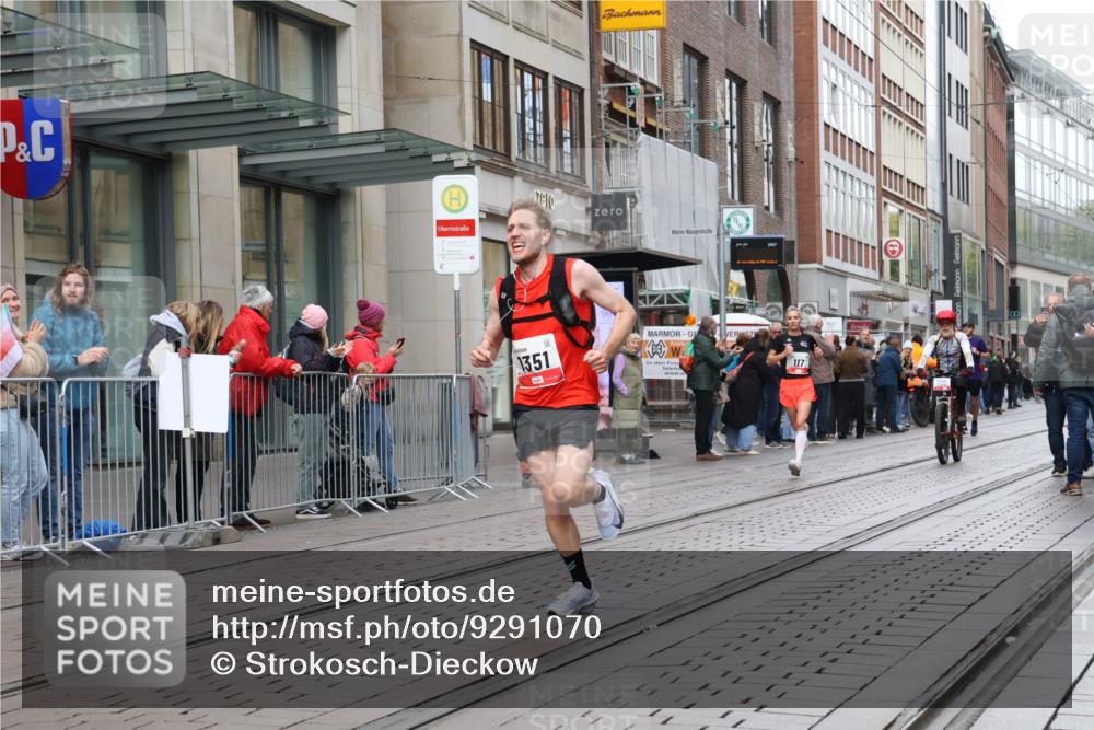 05.10.2025 - 20. swb-Marathon Bremen Strokosch-Dieckow http://msf.ph/oto/9291070 05.10.2025 12:38:33 Ziel 117, 158, 1351, 117, 158, 1351 meine-sportfotos.de