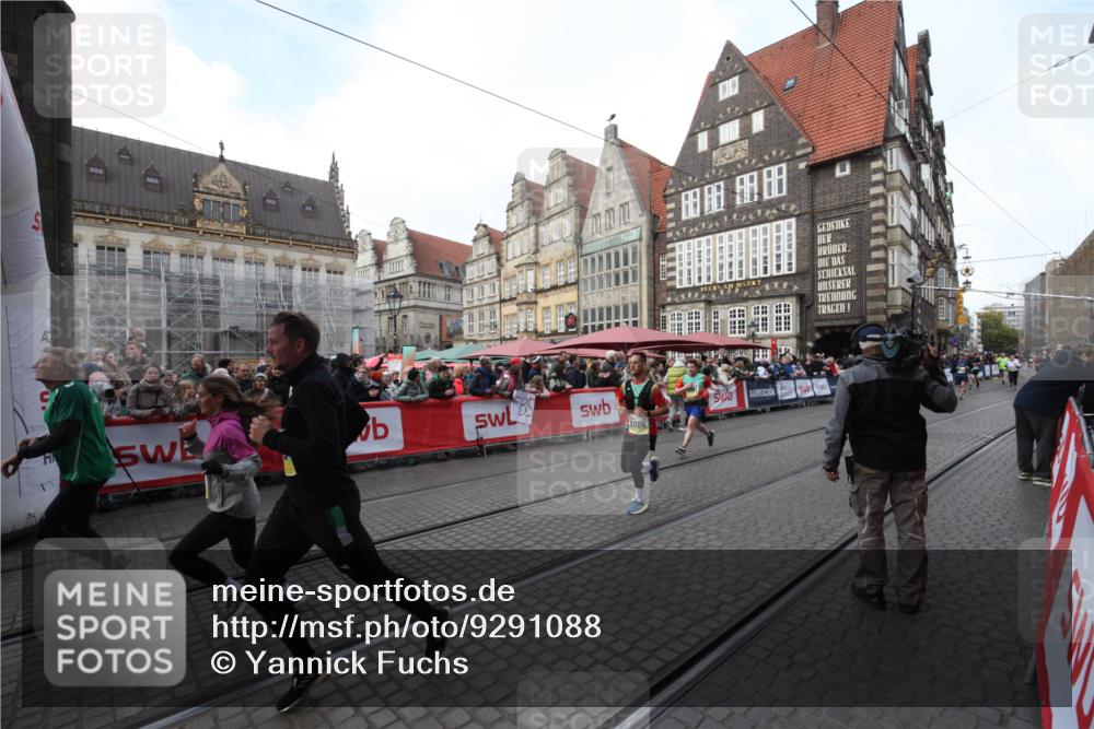 05.10.2025 - 20. swb-Marathon Bremen Yannick Fuchs http://msf.ph/oto/9291088 05.10.2025 10:51:54 Ziel 9004, 9506, 10968, 11080, 11361, 11689, 11696 meine-sportfotos.de