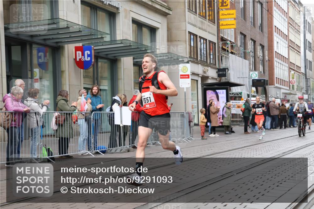05.10.2025 - 20. swb-Marathon Bremen Strokosch-Dieckow http://msf.ph/oto/9291093 05.10.2025 12:38:34 Ziel 117, 158, 1351, 117, 158, 1351 meine-sportfotos.de
