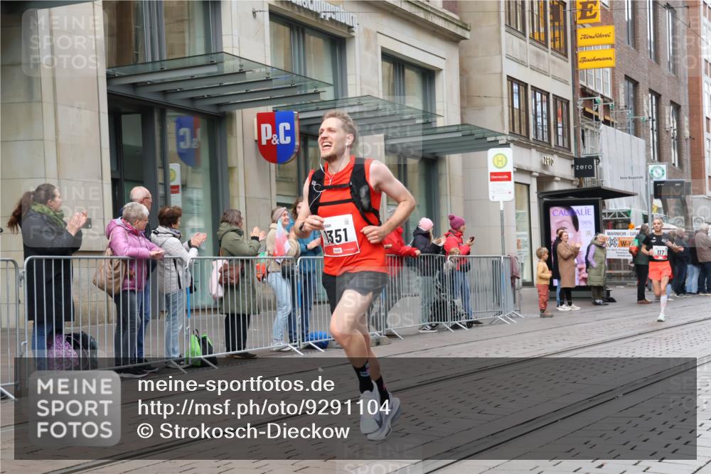 05.10.2025 - 20. swb-Marathon Bremen Strokosch-Dieckow http://msf.ph/oto/9291104 05.10.2025 12:38:34 Ziel 117, 158, 1351, 117, 158, 1351 meine-sportfotos.de
