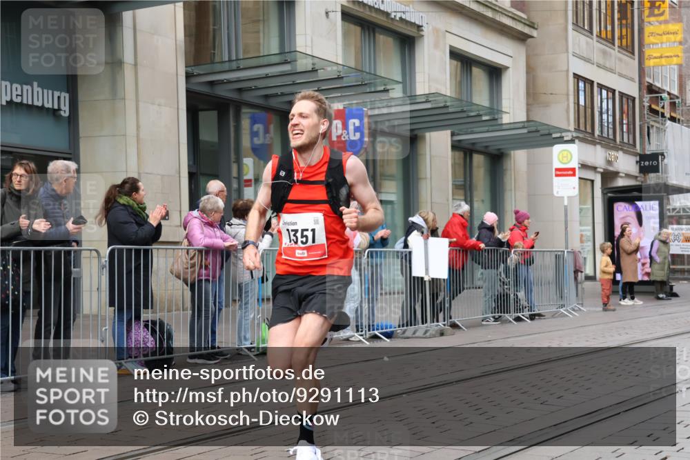 05.10.2025 - 20. swb-Marathon Bremen Strokosch-Dieckow http://msf.ph/oto/9291113 05.10.2025 12:38:34 Ziel 117, 158, 1351, 117, 158, 1351 meine-sportfotos.de