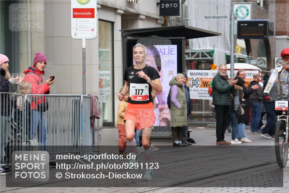 05.10.2025 - 20. swb-Marathon Bremen Strokosch-Dieckow http://msf.ph/oto/9291123 05.10.2025 12:38:35 Ziel 117, 158, 1351, 117, 158, 1351 meine-sportfotos.de