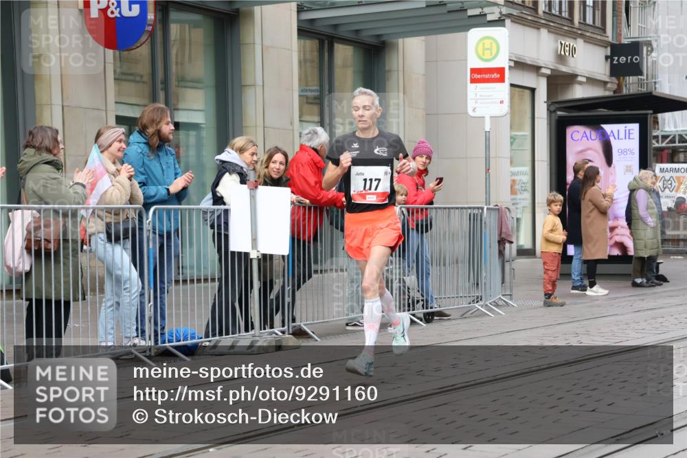 05.10.2025 - 20. swb-Marathon Bremen Strokosch-Dieckow http://msf.ph/oto/9291160 05.10.2025 12:38:36 Ziel 117, 158, 117, 158 meine-sportfotos.de