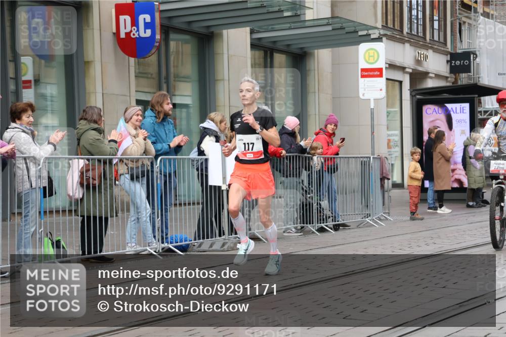 05.10.2025 - 20. swb-Marathon Bremen Strokosch-Dieckow http://msf.ph/oto/9291171 05.10.2025 12:38:36 Ziel 117, 158, 117, 158 meine-sportfotos.de